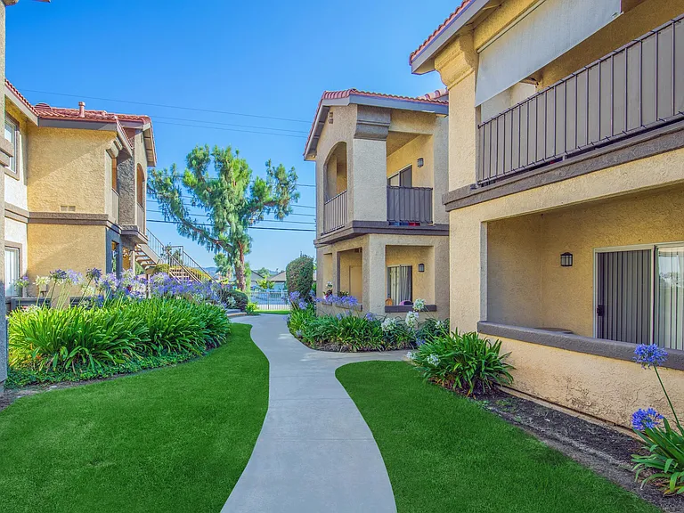 Club Pacifica Apartment Homes — Photo 2