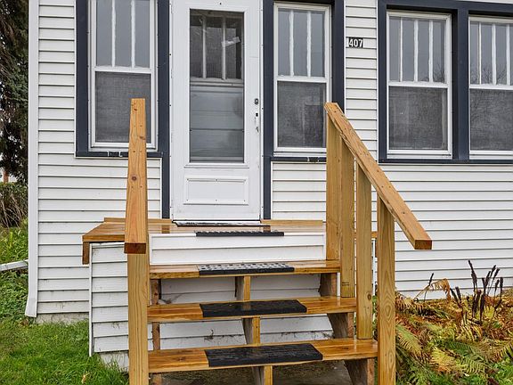 4th image of 407 1st Ave SE