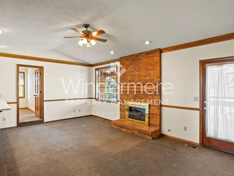 10435 N Iroquois Ct — Photo 4