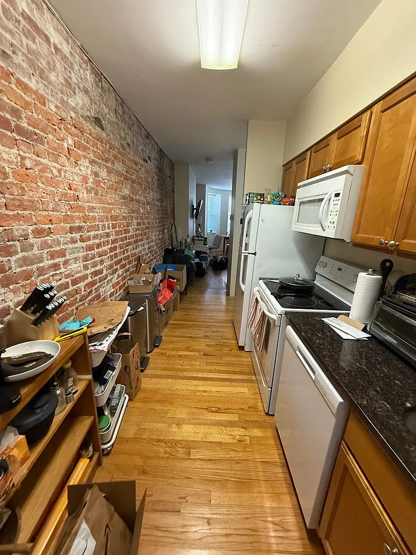 No Brokers Fee, Laundry on a Site Good Size Bedroom and Livingroom — Photo 4