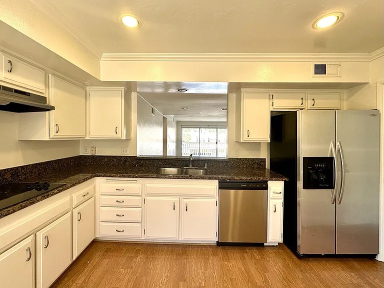 500 S Oak Knoll Ave #34 — Photo 6