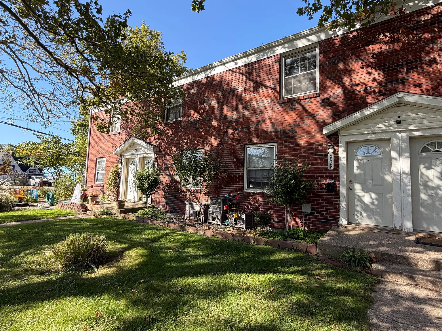 2 bed, $1,300 — Photo 1