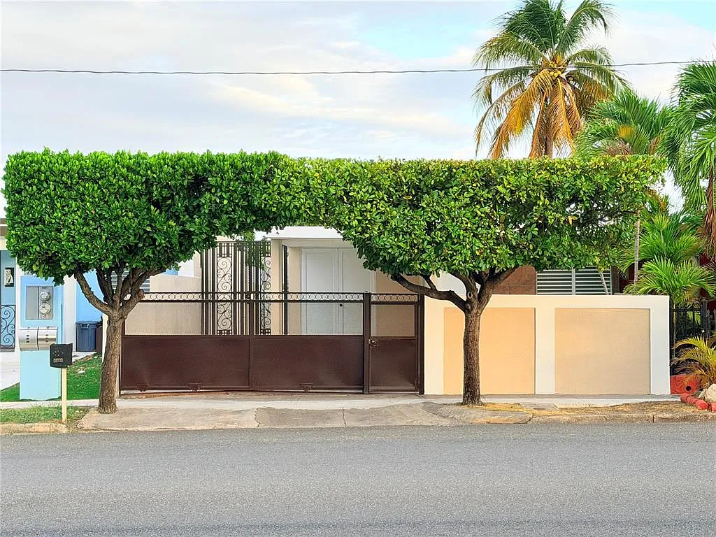 3 bed, 1.0 bath, 900 sqft, $1,200 — Photo 1