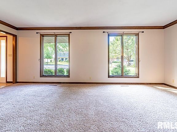 5th image of 129 W Whitehall Ct