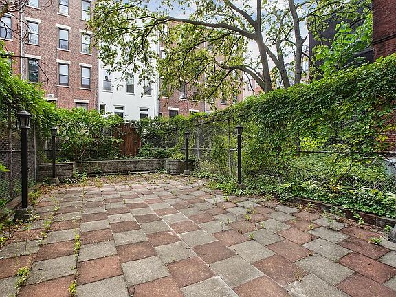 3rd image of 16 W 122nd St