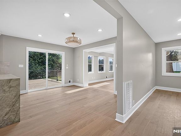 4th image of 183 Jefferson Ave