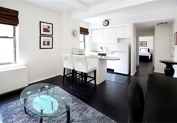 2nd image of 150 W 51st St APT 820