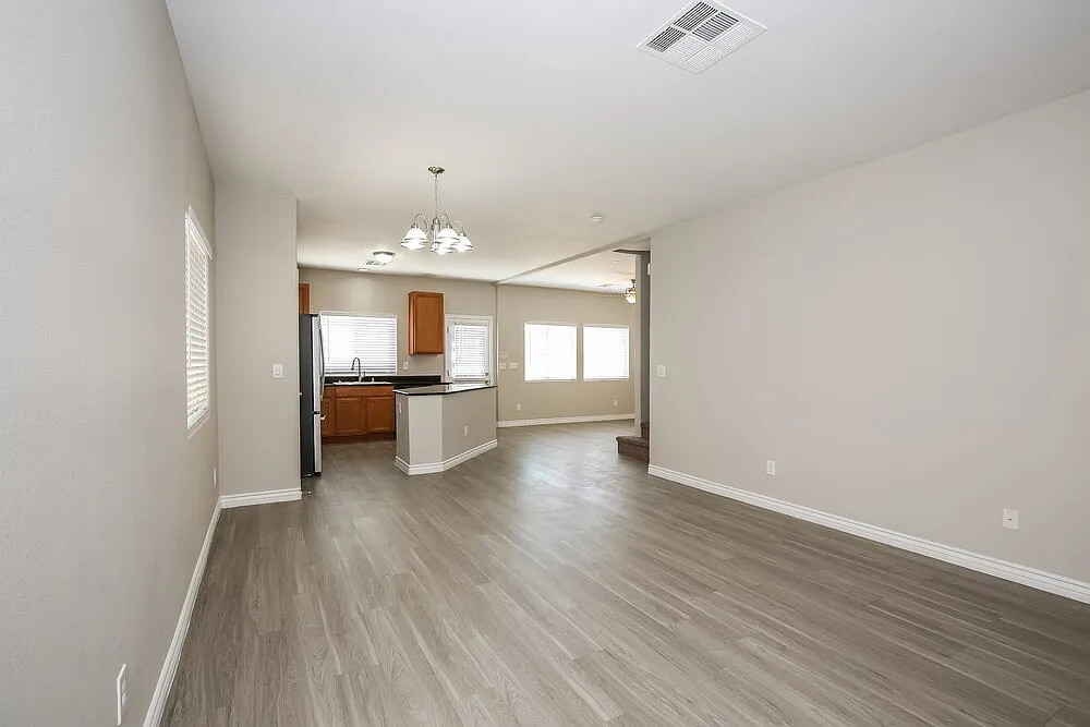 4 bed, 3.0 bath, 2007 sqft, $3,470 — Photo 4
