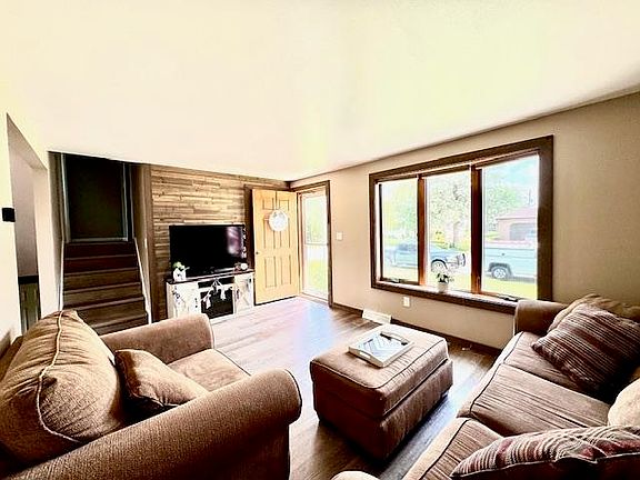 3rd image of 609 E Forest St