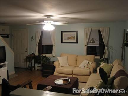 Living room
						:
						View from when you first enter the home.