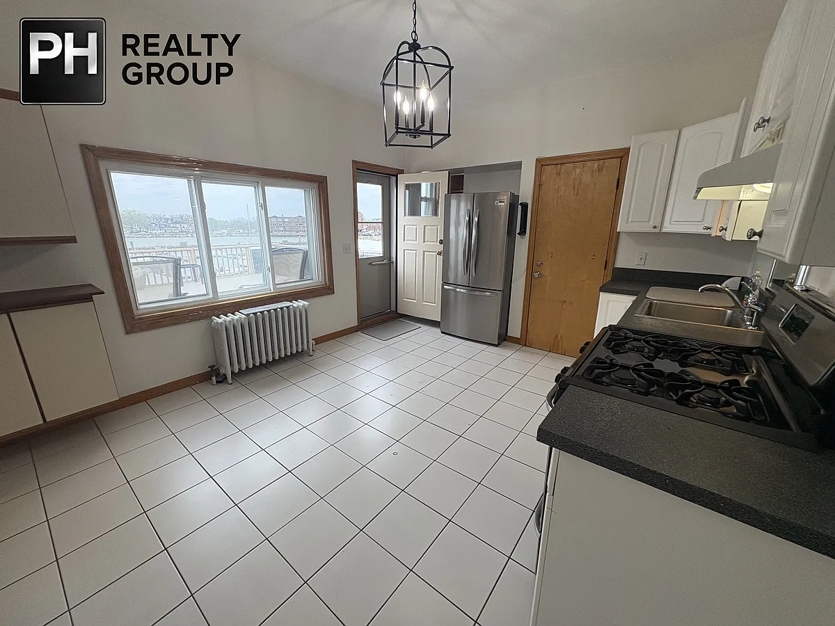 Building Photo - 573 Shirley St #2