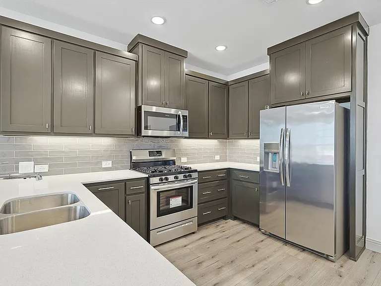 517 Parkside Dr — Photo 12