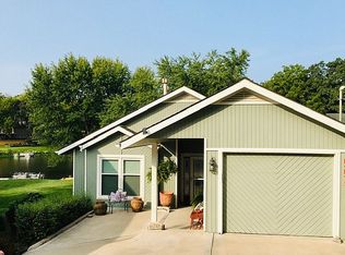 559 NW North Shore Dr, Lake Waukomis, MO 64151