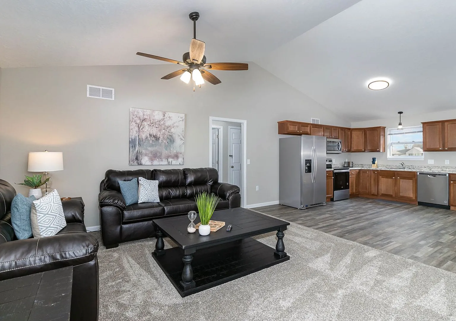 Fully Furnished Short-term rental Includes internet, cable, washer, dryer, etc — Photo 2