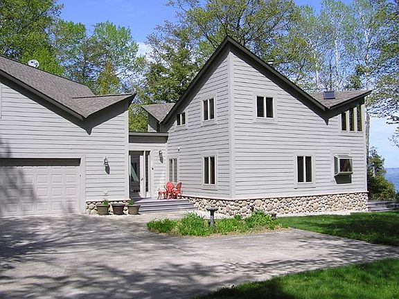 3rd image of 398 Hemlock Dr