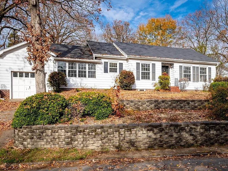 505 Skyline Dr — Photo 2