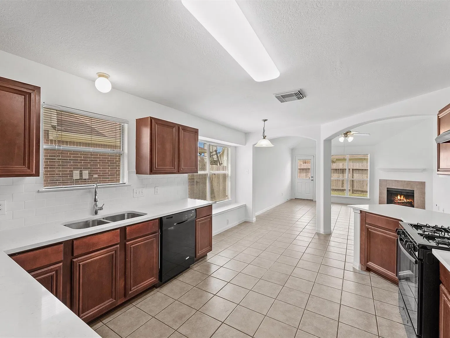 3 bed, 2.0 bath, 1638 sqft, $1,995 — Photo 1