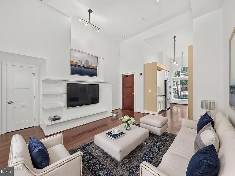 2160 California St NW #101 — Photo 1