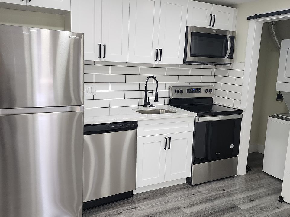 1st image of 2113 NE 9th Ave #4