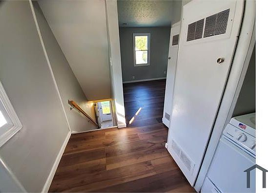 2nd image of 366 1/2 Wrexham Ave