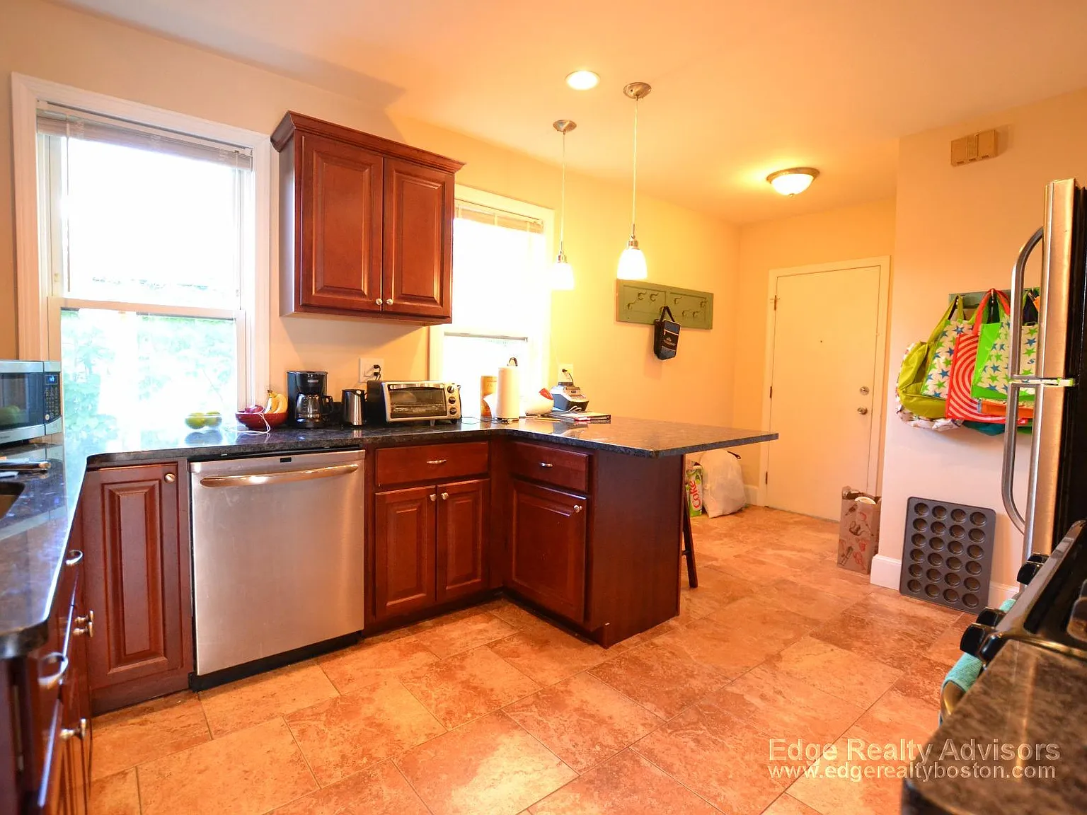3 bed, 1250 sqft, $3,900 — Photo 2