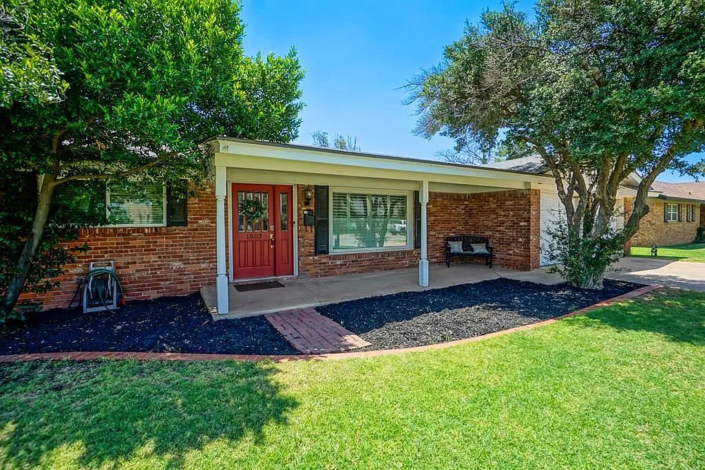 3 bed, 2.0 bath, 1848 sqft, $3,000 — Photo 1