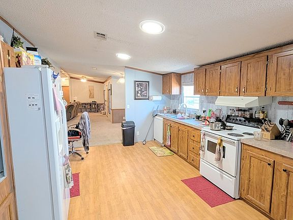5th image of 701 Knob Hill Cir