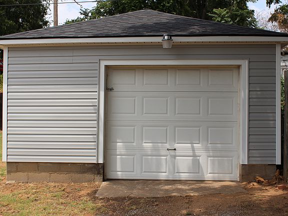 Detached garage w/ work area