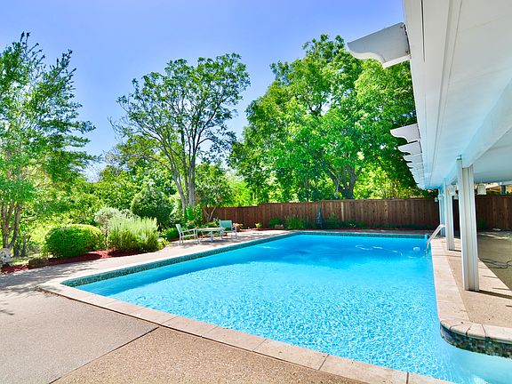 3rd image of 3925 Georgian Dr