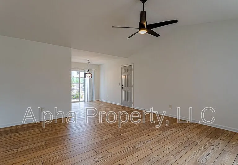 103 Hickory Rock Ln — Photo 2