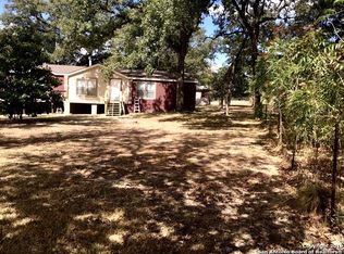 126 Flores Oaks Dr, Floresville, TX 78114