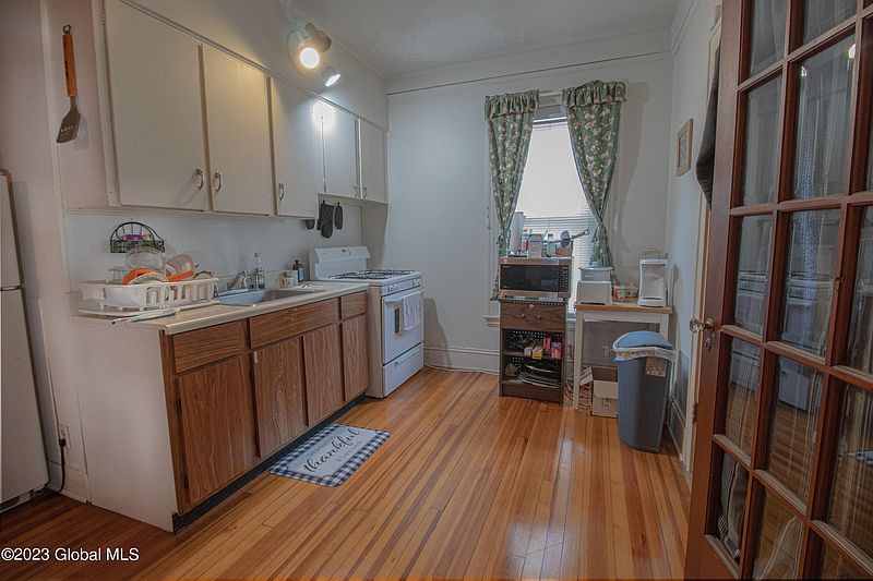 4th image of 805 Bradt Street