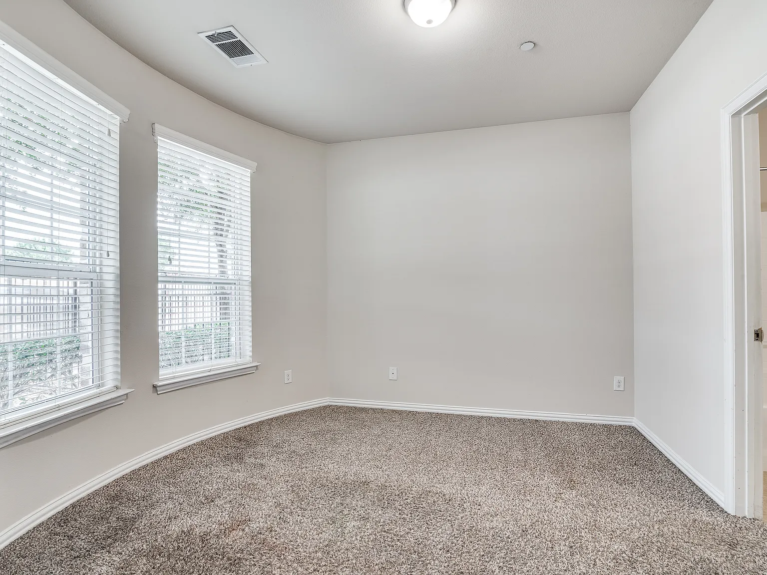 3 bed, 2.5 bath, 1802 sqft, $2,350 — Photo 3