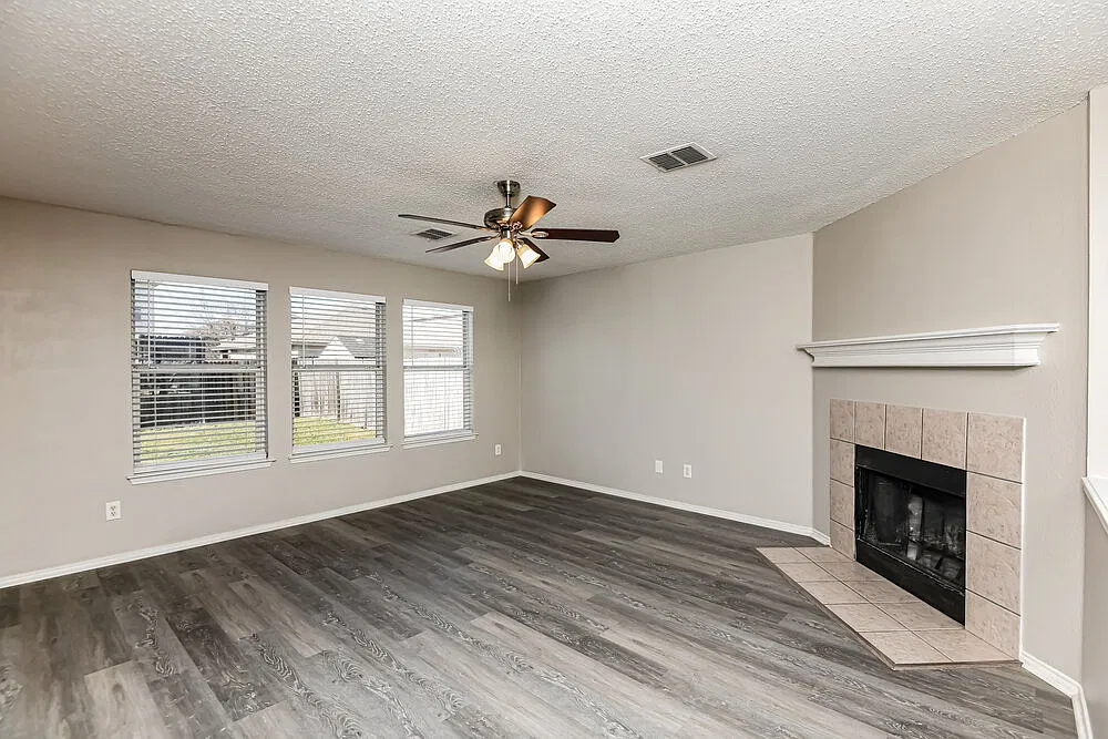 3 bed, 2.5 bath, 2026 sqft, $3,350 — Photo 4