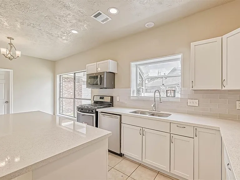 2478 Woodbury St — Photo 36