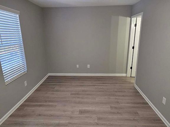 5th image of 110 Woodcrest St