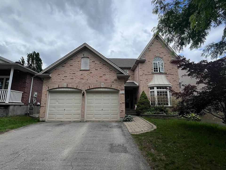 144 Meadowoak Cres