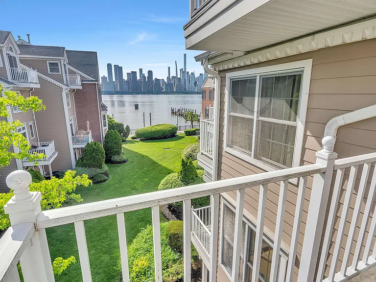 451 Albany Ct — Photo 14