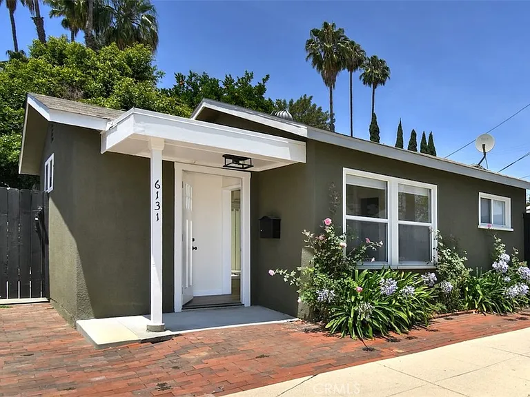 13902 Calvert St — Photo 32