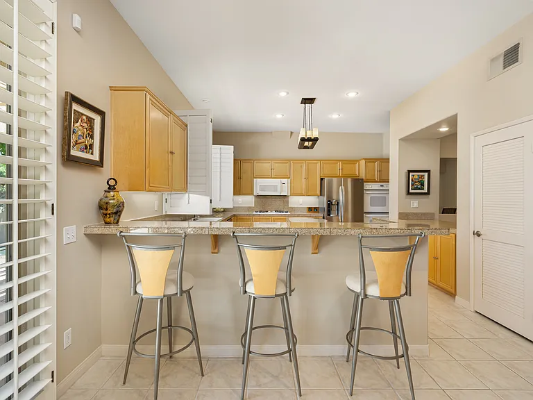 285 W Kavenish Dr — Photo 11