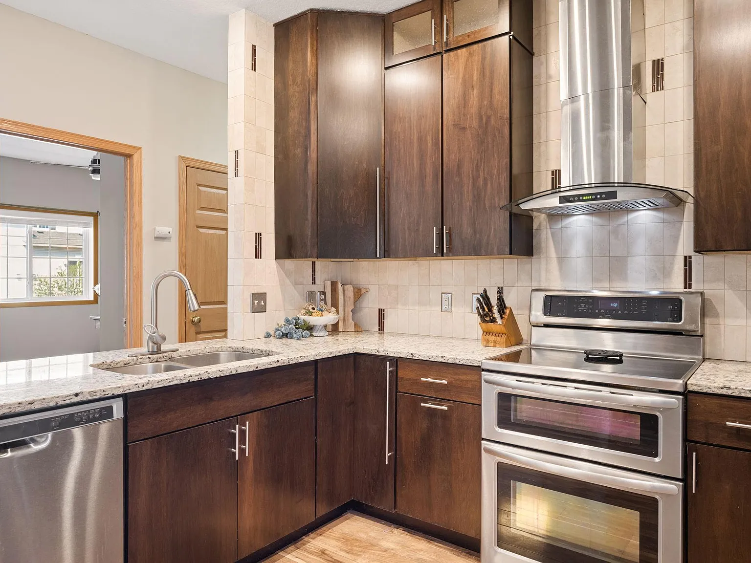 2 bed, 2.0 bath, 1605 sqft, $2,295 — Photo 4