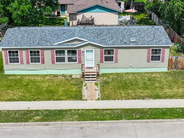 1818 Bison Dr, Williston, ND 58801