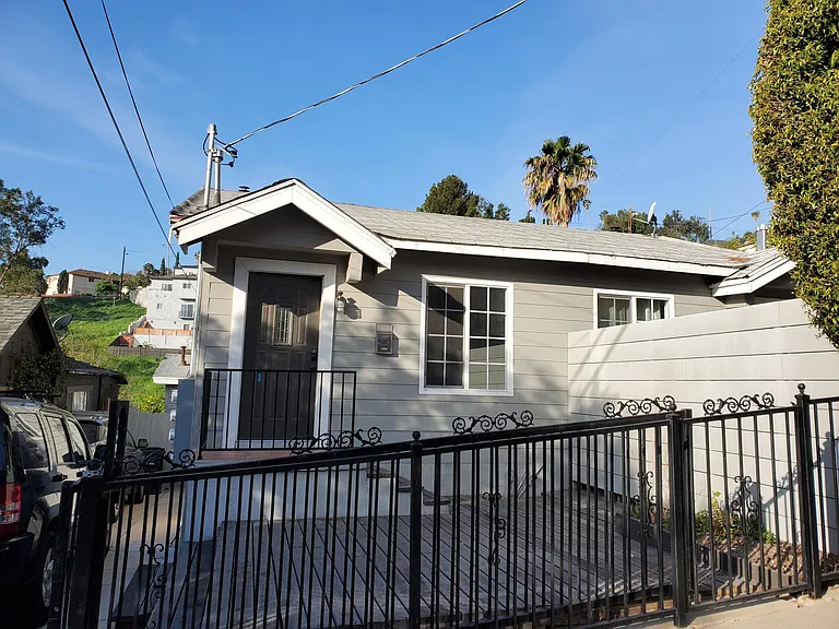 446 W Ulysses St — Photo 2