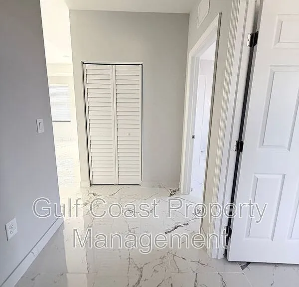 2216 NE 10th Pl — Photo 12