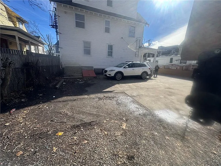 25 Wesleyan Ave #1R — Photo 3