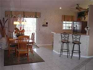 5th image of 910 SW Versailles Ave