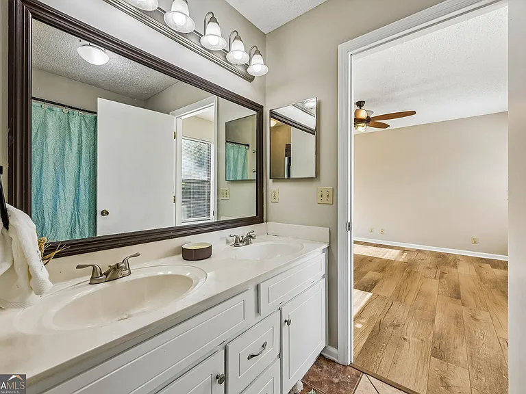 132 Woodvalley Dr — Photo 35