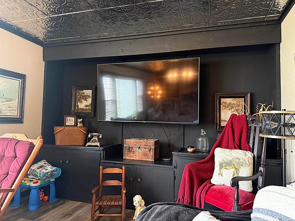 4th image of 256 W Hoosier St