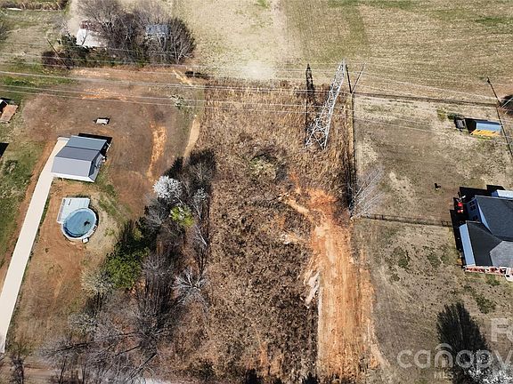 3rd image of 907 Honeysuckle Dr