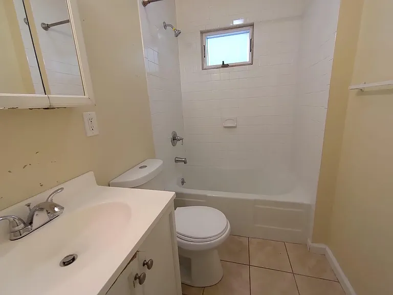 748 Russell St — Photo 17